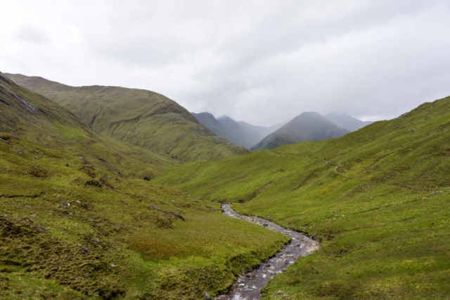 Wederom regen in de verte, nu op een voetpad