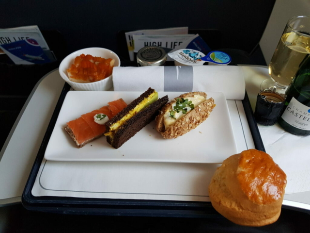 Goed begin met scones, lekkere broodjes en champagne!