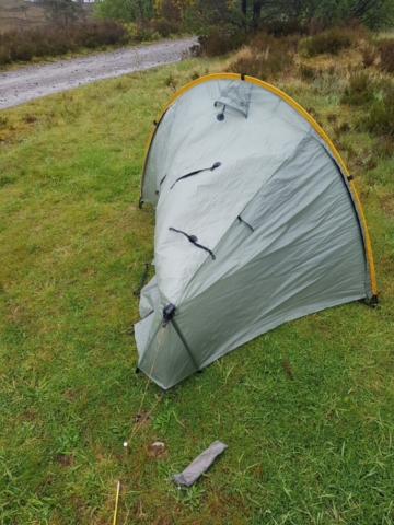 Tent opzetten in de wind en regen