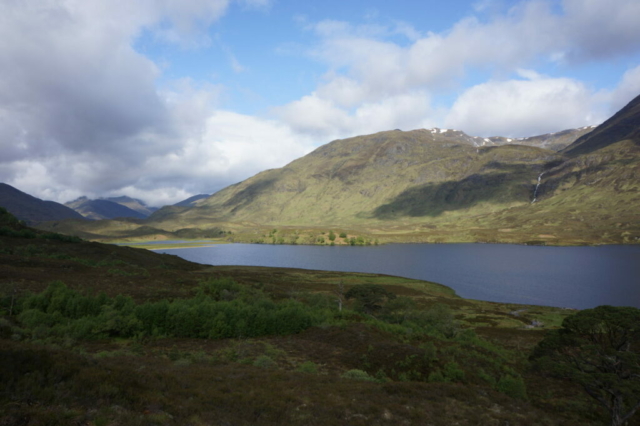 Grillig én zonnig langs Loch Affric