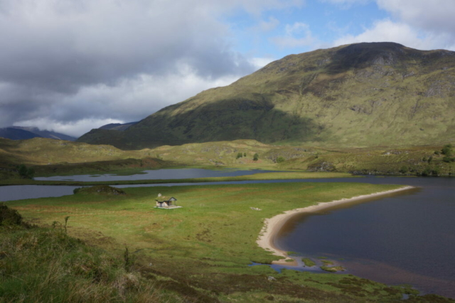 Klein schattig hutje aan Loch Affric
