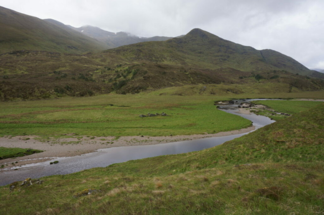 Meanderende rivier met stukjes ruïne