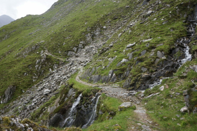 Smalle paadjes en kleine stroompjes, goed opletten!