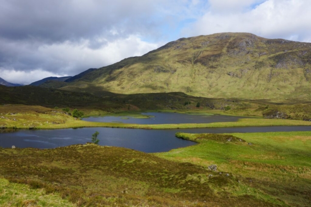 Loch Affric gaat over in rivier