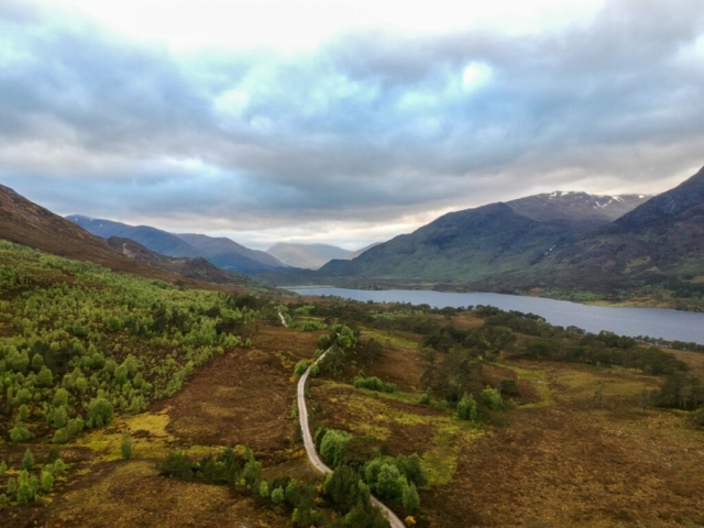 Uitzicht vanaf boven vanaf de kampeerplaats en het pad richting het einde van Loch Affric